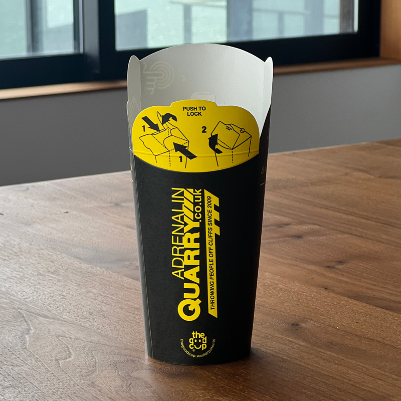 オリジナルThe Good Cupの制作事例画像　黒背景で印字が目立つ印刷コップ